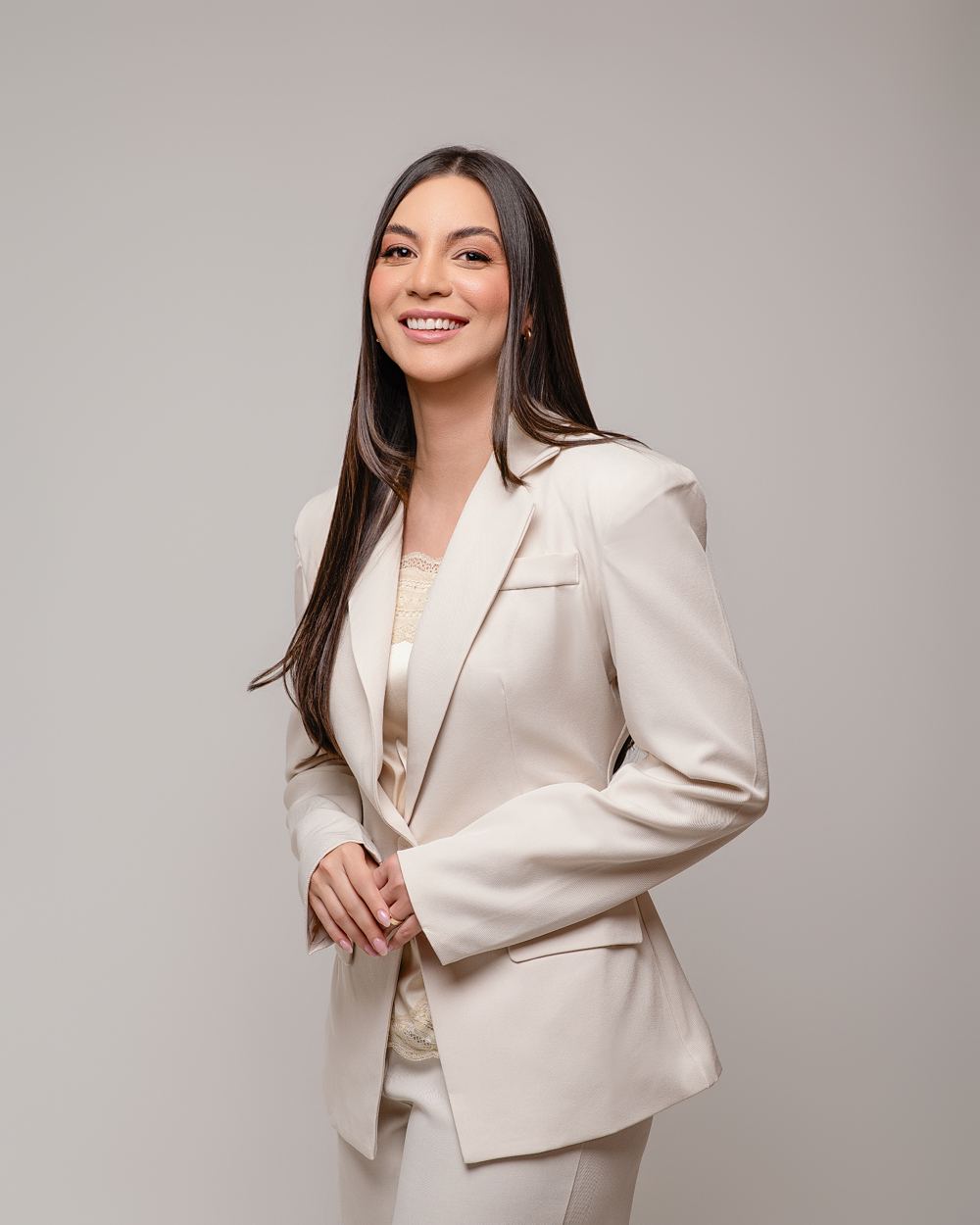 Dra. Juliely Furtado, de terno claro, sorrindo